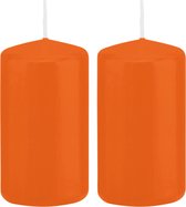 2x Oranje cilinderkaarsen/stompkaarsen 6 x 12 cm 40 branduren - Geurloze kaarsen oranje - Woondecoraties