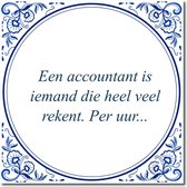 Tegeltje met standaard - Een accountant is iemand die heel veel rekent. Per uur...