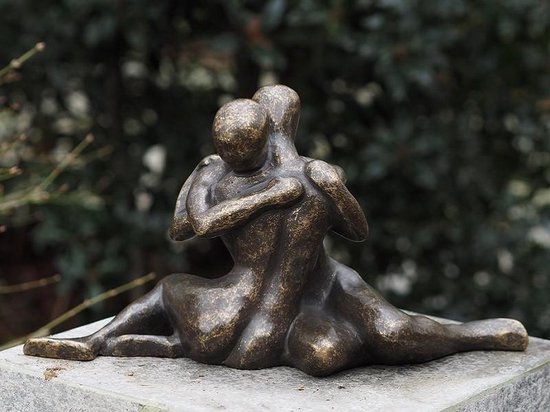 Tuinbeeld - modern bronzen beeld - Verstrengeld liefdespaar - Bronzartes - 20 cm hoog