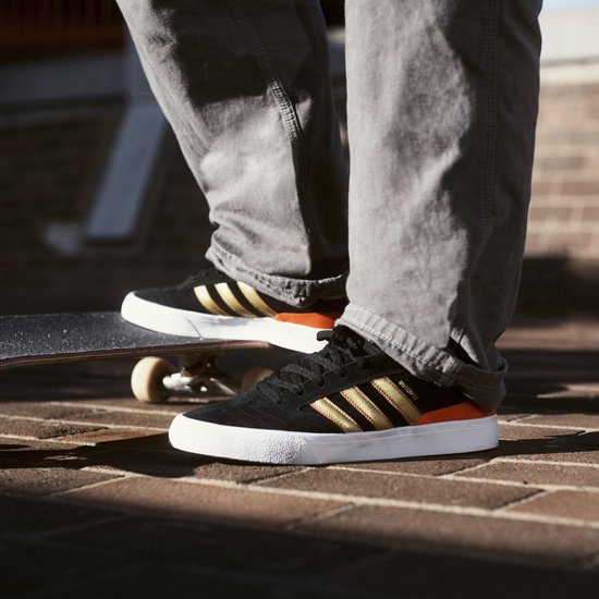krijgen Bezet getrouwd Adidas Busenitz Vulc II schoenen core black / gold metallic / solar red |  bol.com