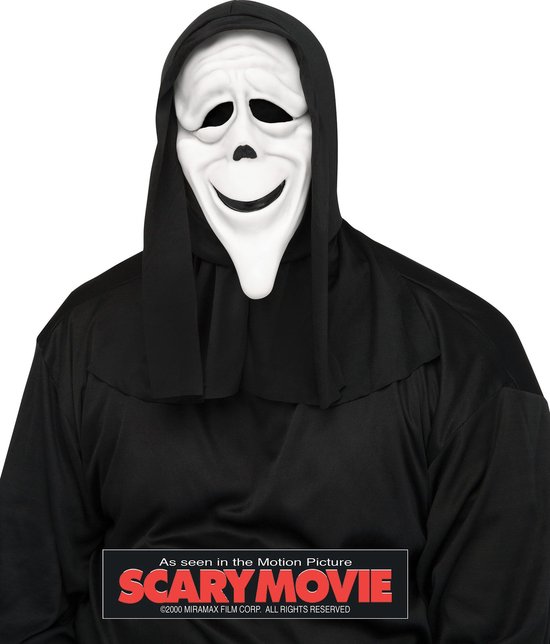 Wit Ghost Face masker met capuchon en zwarte cape. Zichtbaar op de borst is het 'Scary Movie' logo.