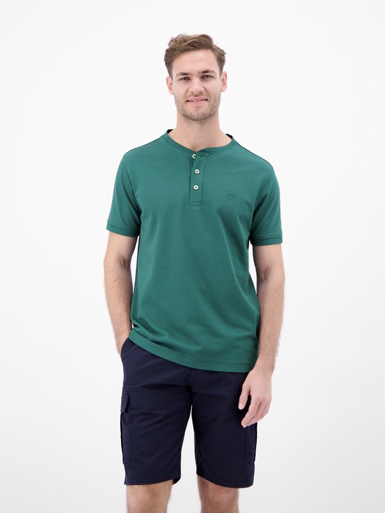 Man met smaragdgroen gestreept T-shirt met knoopjes en donkerblauwe cargoshorts