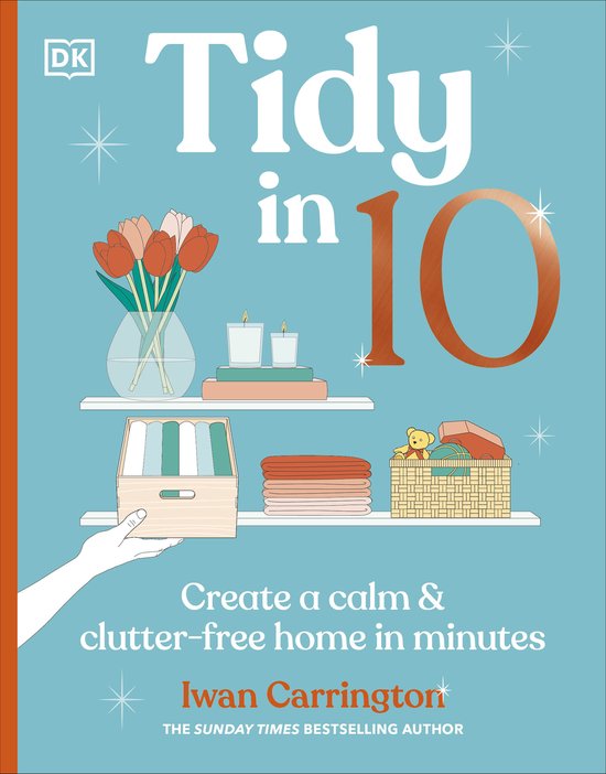 Boekomslag 'Tidy in 10' met illustraties van opgeruimde planken, tulpen, kaarsen en opbergmanden op een blauwe achtergrond.