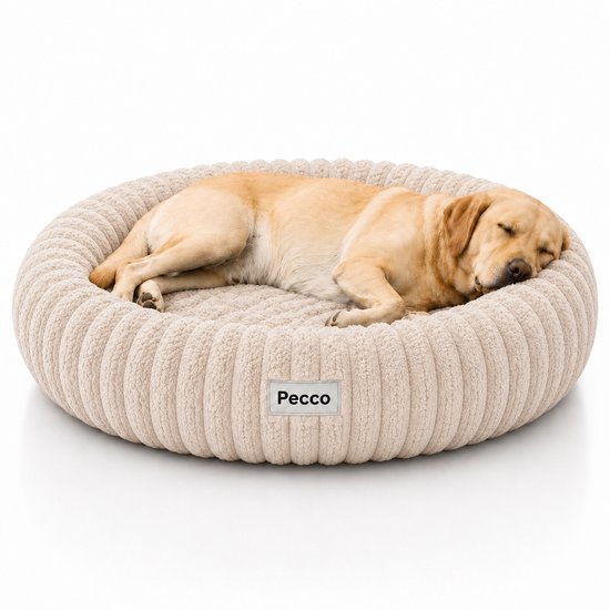 Labrador beige dort dans un panier rond côtelé beige avec une étiquette Pecco.