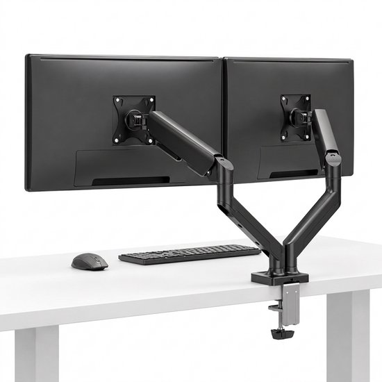 Een zwarte dubbele monitorarm met twee schermen op een wit bureau, bevestigd met een C-klem.