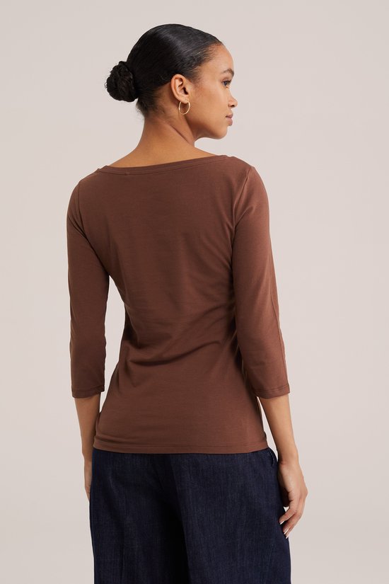 Model van achteren gezien, draagt bruin T-shirt met driekwart mouwen.