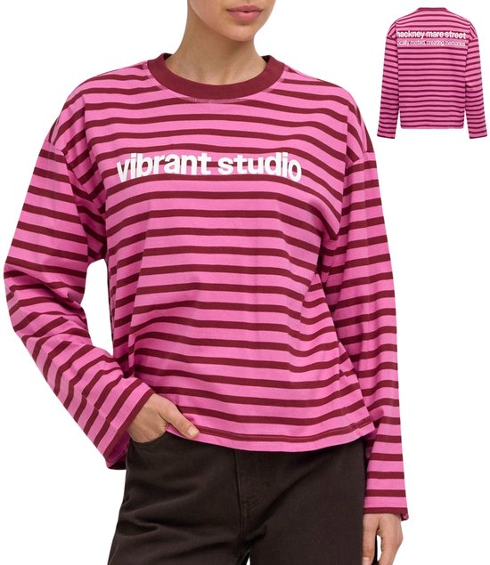 Roze en bordeauxrood gestreept shirt met lange mouwen, 'vibrant studio' opdruk voorkant en 'hackney mare street' opdruk achterkant.