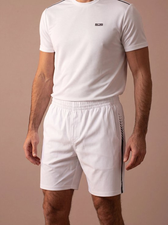 Man in een witte outfit: wit shirt met subtiele strepen en logo, witte shorts met zijstreep en elastische tailleband.