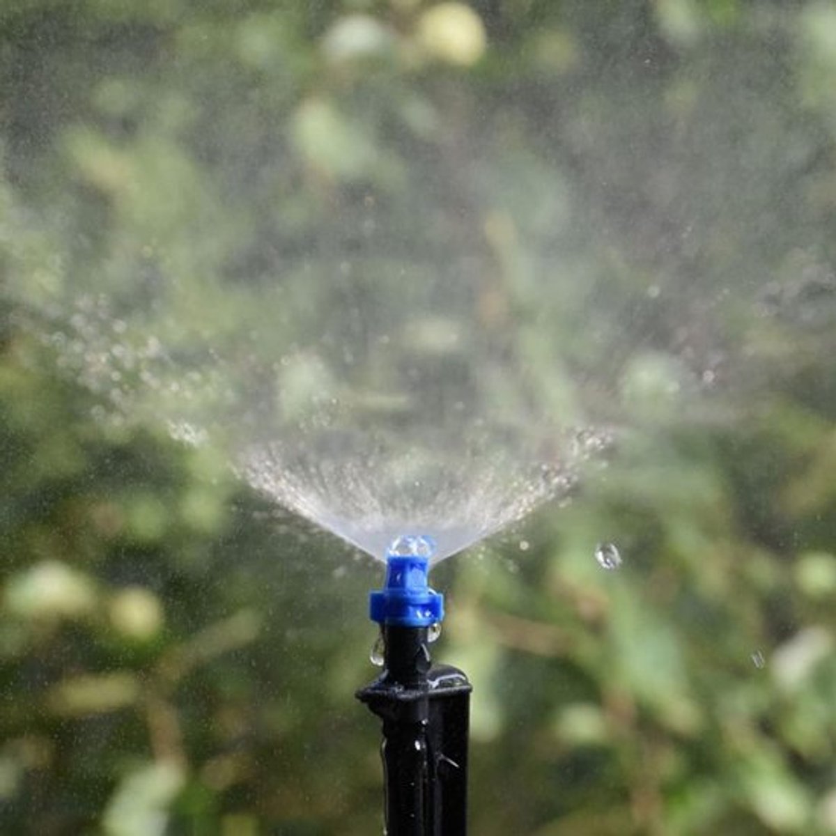 20 Stuks Tuin Irrigatie Emitters, Professionele Drippers voor Drip Irrigatie, Geschikt voor Planten, Bloemen en Gazons, Inclusief Grondinvoegen en 90 Graden Ontwerp