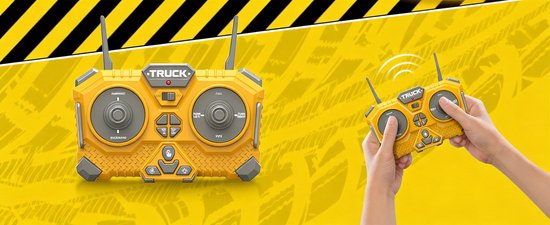 Gele afstandsbediening voor een bouwkraan met twee joysticks en knoppen. Links een grotere, rechts een kleinere in handen van een persoon.