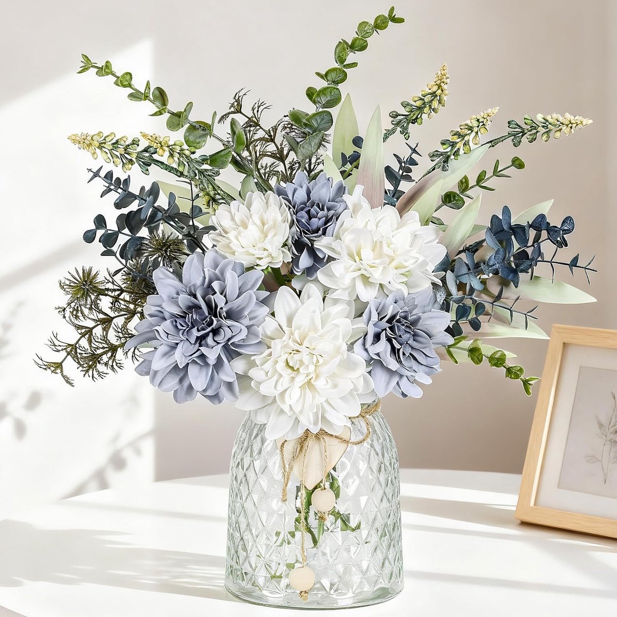 SnelShoppen - Kunstbloemen in Vaasje - 6 Dahlia's in Wit en Blauw met Eucalyptus - Decoratie voor Eettafel, Woonkamer, Bruiloften, Boerderijstijl