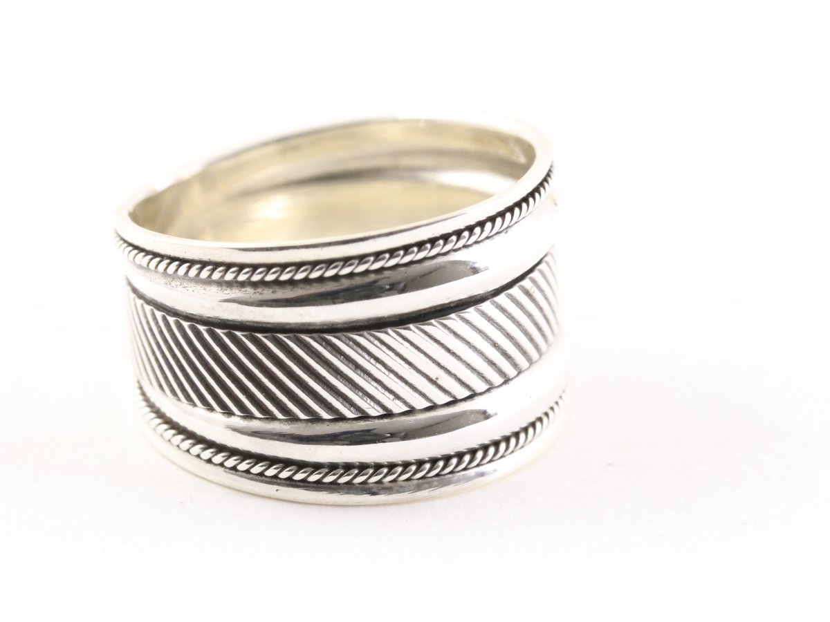 Brede zilveren ring met schuine ribbels - maat 19