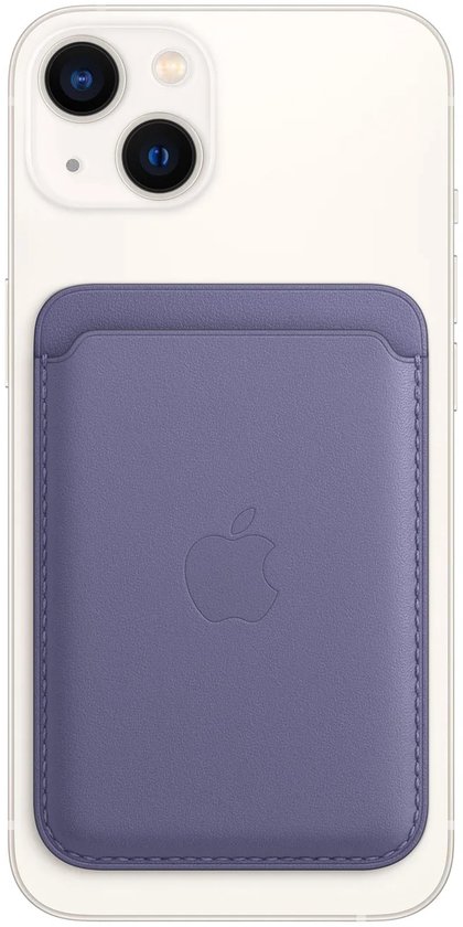 Paarse MagSafe portemonnee van leer met Apple logo, bevestigd op de achterkant van een iPhone.