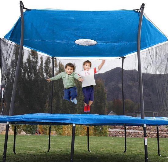Twee kinderen springen vrolijk op een trampoline met een blauw zonnescherm.