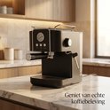 Golermo espressomachine met melkopschuimer en temperatuurmeter, in een keuken.