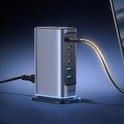 Grijze Joyroom 65W oplader met 4 USB-C en 2 USB-A poorten, aangesloten op een laptop met een gouden kabel.