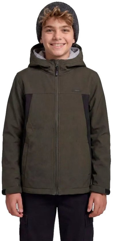 Jongen met donkergroene jas, grijze hoodie met opdruk, grijze muts en zwarte broek.