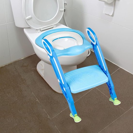 Blauwe toilet trainer met opstapje en witte handgrepen, op een toilet.