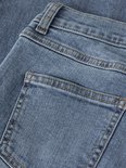 Achterkant van een lichtblauwe wijde jeans met twee zakken.