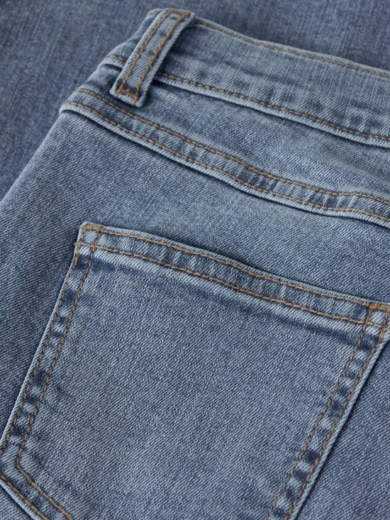 Achterkant van een lichtblauwe wijde jeans met twee zakken.