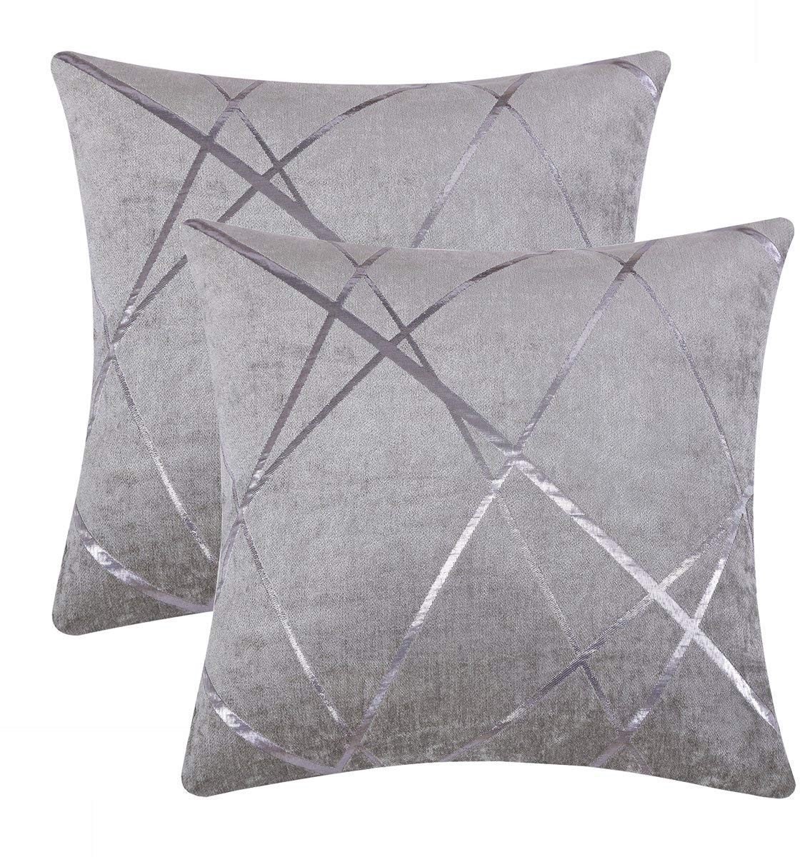 Omgoods - Zilveren Velvet Kussenhoezen 50 x 50 cm - Set van 2 met Chenille Stripes