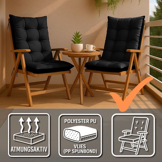 Twee houten tuinstoelen met hoge zwarte kussens, op een balkon.
