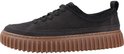 Zwarte sneaker met veters en bruine plateauzool.