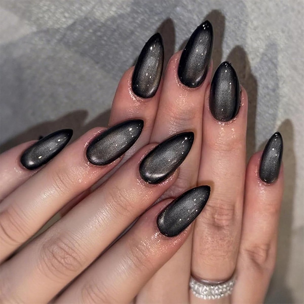 SnelShoppen - Nail Stickers - 24 Stuks - Zwart Cat Eye Design - Amandelvormige Kunstnagels - Y2K Stijl - Shiny Cat Eye Versieringen - Nail Art Trends