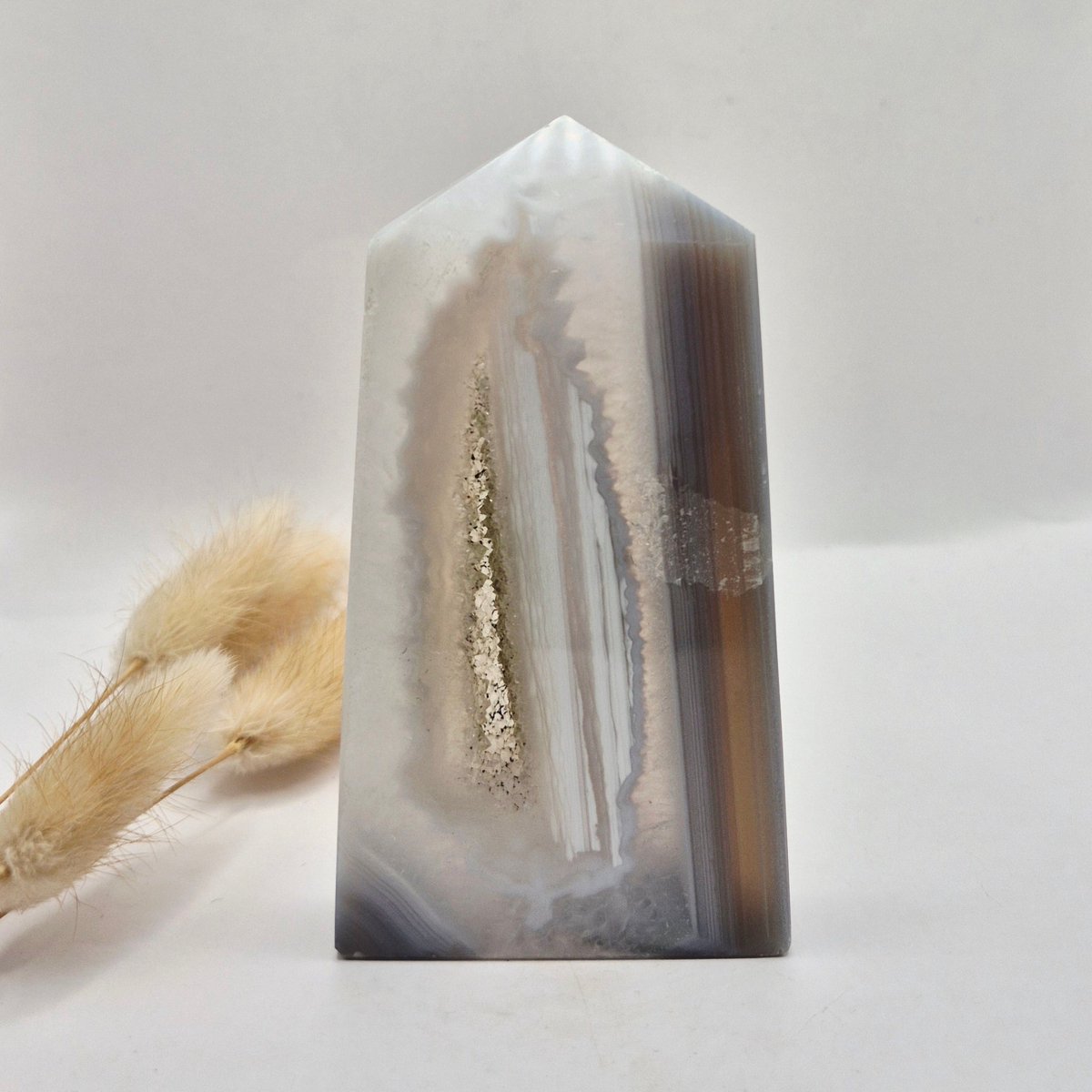 Grijze Agaat Toren met Druzy Opening 183g – Gepolijste Edelsteen Obelisk | Rust & Balans