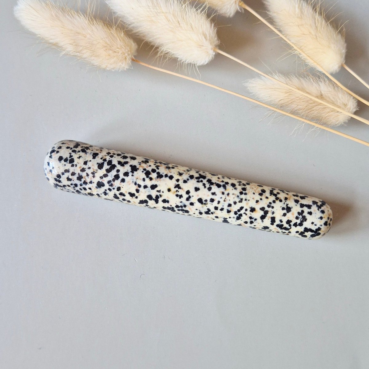 Dalmatian Jasper Massagestaaf – Speelse & Aardende Massage Steen