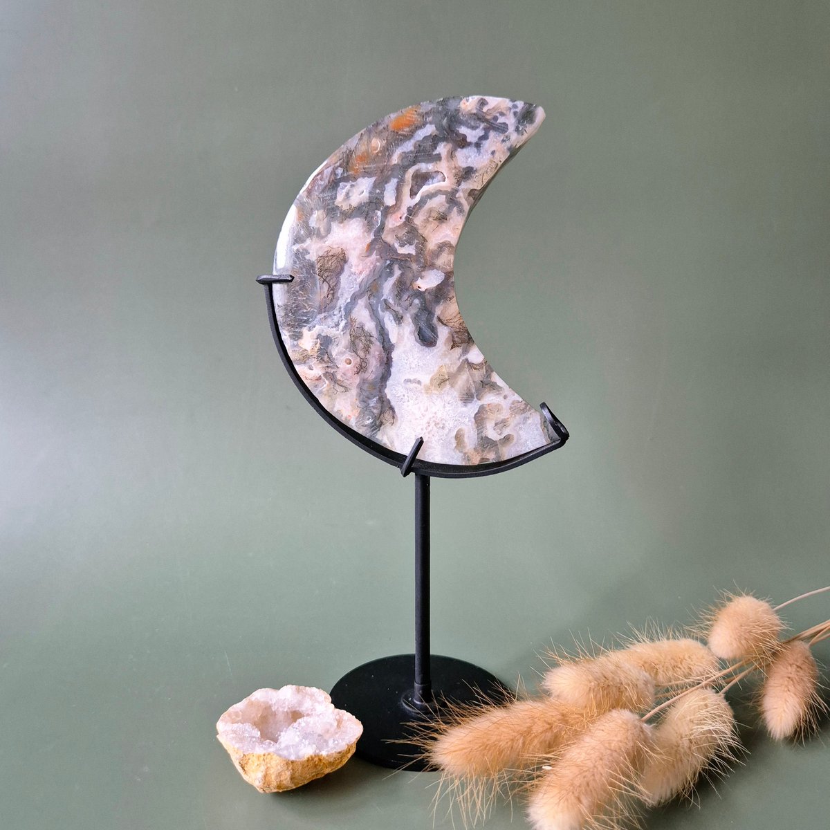 Rode Druzy Mosagaat Maan (10-12 cm) op standaard – #17