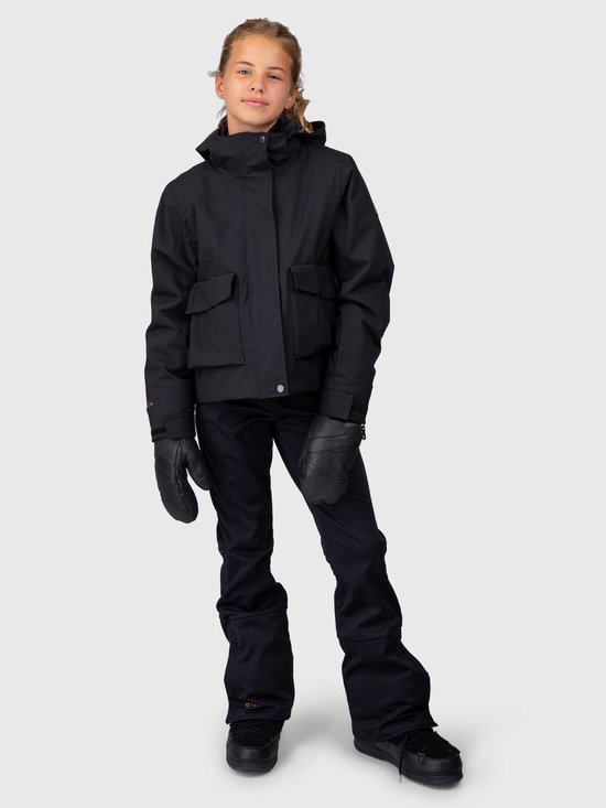 Meisje in zwarte ski-jas met capuchon en ski-broek, met ski-handschoenen.