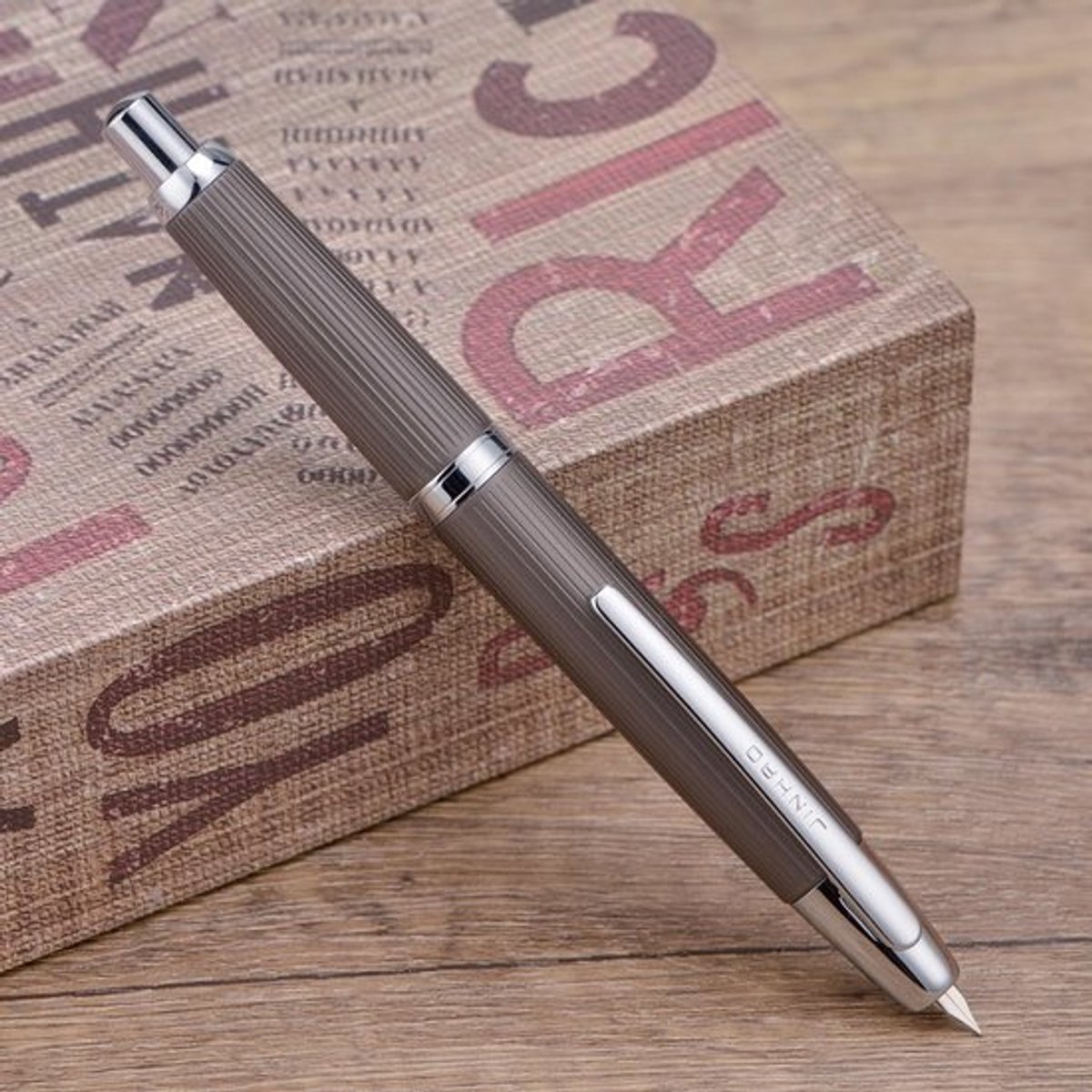 Jinhao 10 Serie Druk vulpen, versie met zilveren clip, met een fijne penpunt intrekbaar door middel van een drukknop, set inclusief inkt converter en metalen pennendoosje, geborsteld mat grijs
