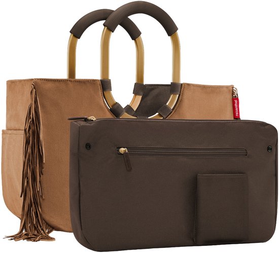 Bruine shopper met gouden hengsels en bruine franjes, naast een bruine toilettas.