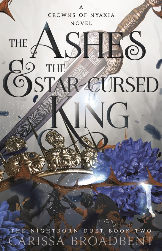Couverture de livre : une épée ornementée repose sur des couronnes dorées, avec des fleurs bleues et des plumes. Titre : The Ashes & the Star-Cursed King.