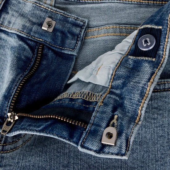 Sluiting van een lichtblauwe jeans met knoop en ritssluiting.