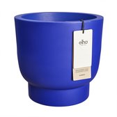 Een blauwe Elho plantenbak met een label, op een zwarte achtergrond.