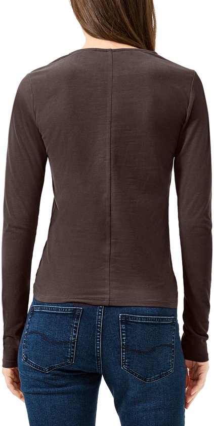 Achterkant: Donkerbruine longsleeve op blauwe jeans, rugnaad zichtbaar.