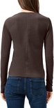 Achterkant: Donkerbruine longsleeve op blauwe jeans, rugnaad zichtbaar.