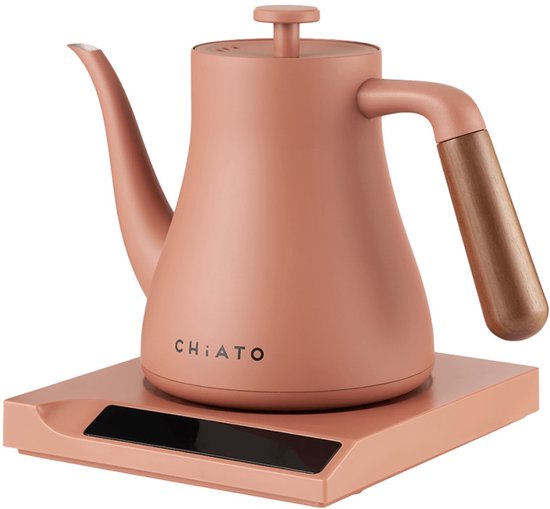 Roze CHiATO waterkoker met houten handvat, staat op een roze basis met display.