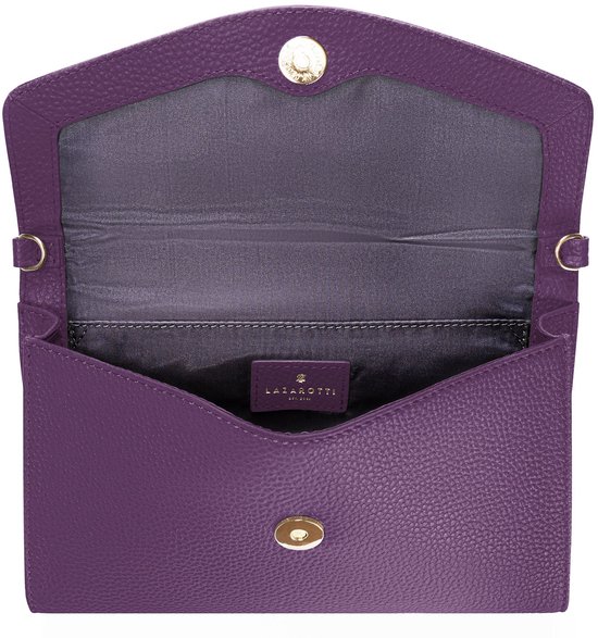 Open paarse leren clutch met goudkleurige drukknoopsluiting en LAZAROTTI logo op een label.