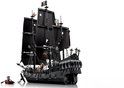 Un grand bateau pirate LEGO avec des voiles noires et des figurines de pirates.