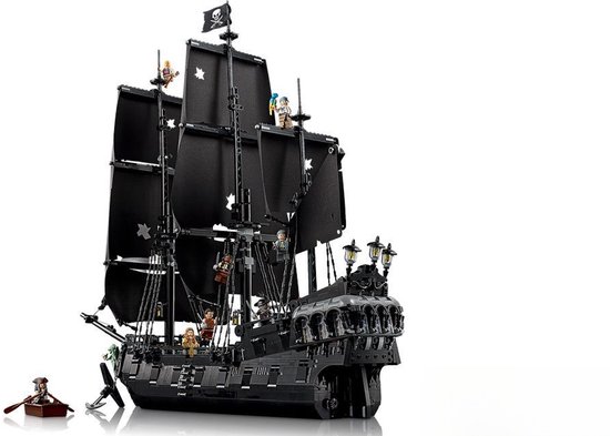 Un grand bateau pirate LEGO avec des voiles noires et des figurines de pirates.