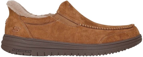 Bruine suède Skechers pantoffel met bontkraag, stiksels en Skechers logo.