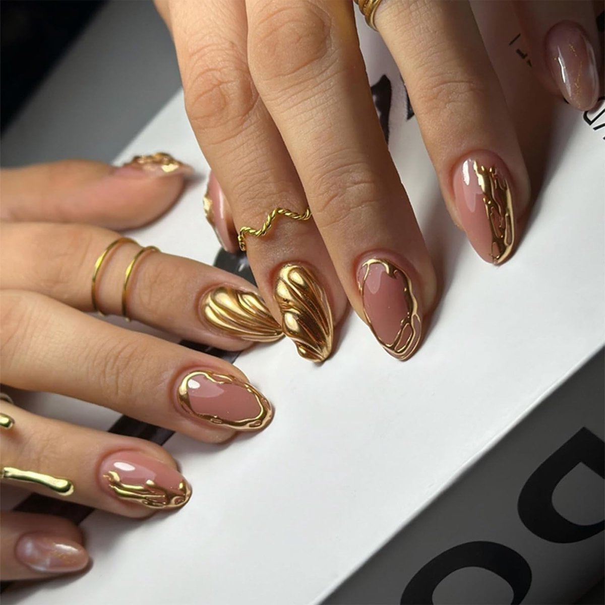 SolidKeus - Set van 24 Korte Amandelvormige Druk On Nagels met 3D Goudontwerp