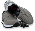 Twee beige sneakers, één met witte accenten en een bruine 'AX' logo. De tekst 'RUN FASTER THAN YOU CAN' is zichtbaar op de tong.