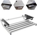 Inklapbare aluminium campertrap met zwarte strips, gemonteerd onder een voertuig. Drie detailfoto's tonen montage.