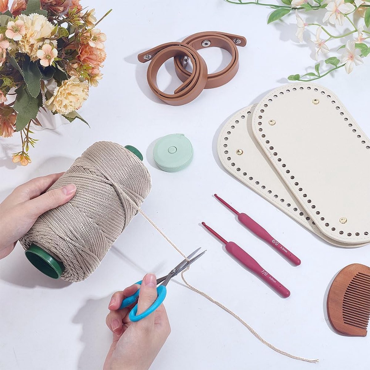 Gehaakte handtas kit, uitgeholde bloem gehaakte draagtas met PU lederen band basis kralen kwast inclusief garen, haaknaalden, markers instructie en video tutorials, licht kaki