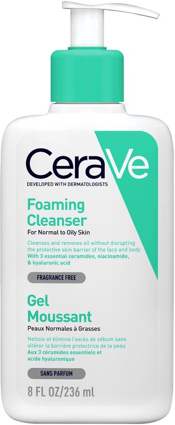 Witte pompflacon met CeraVe logo. Voor normale tot vette huid. 236 ml.