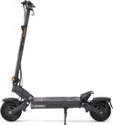 Zij-aanzicht van een grijze elektrische scooter met "AUSOM" logo op de stuurkolom.